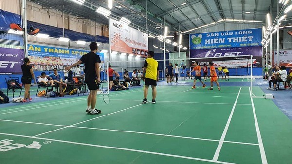 Sân Kiến Thiết còn khá mới và có đầy đủ ánh sáng, quạt mát phục vụ người chơi