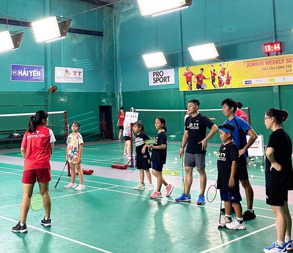 Sân luôn đông đúc vào giờ cao điểm nên bạn cần đặt lịch trước