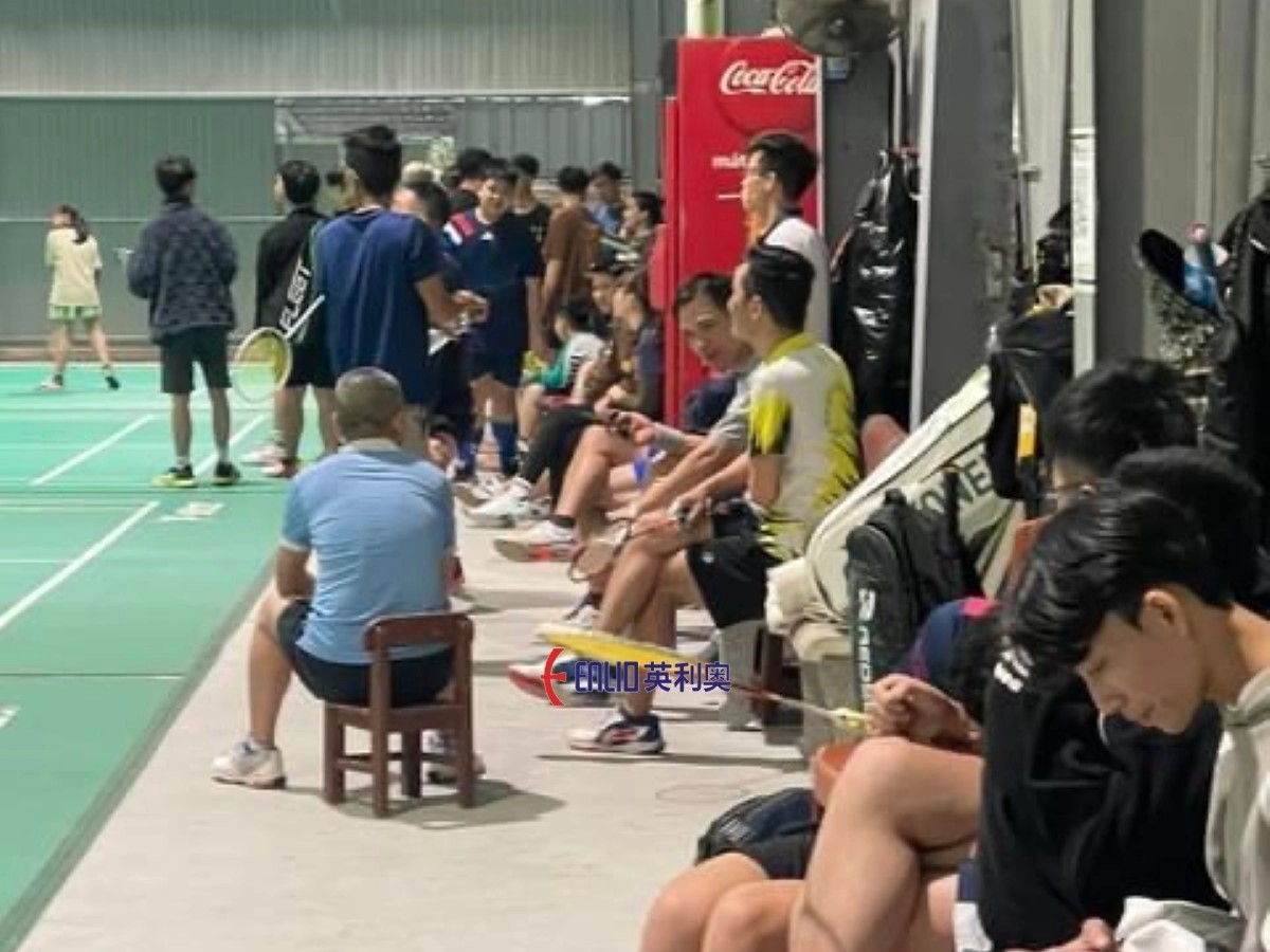 Không gian rộng rãi bên trong sân Hưng Thủy