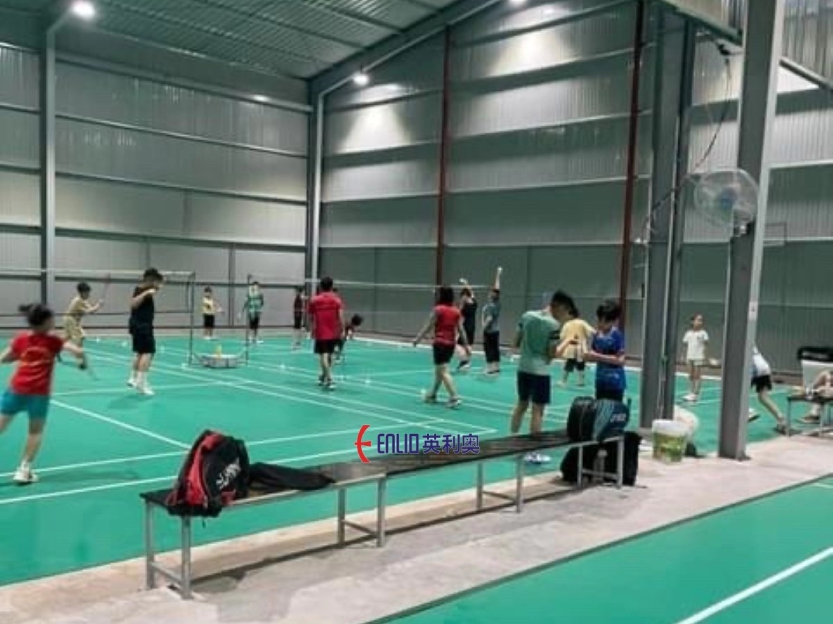 Cận cảnh mặt sân Hưng Thủy với chất lượng thảm tốt