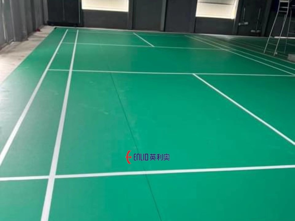 Góc nhìn từ cuối sân lên lưới tại Hưng Thủy