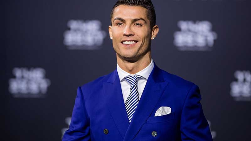 Phong cách quý ông lịch lãm của CR7