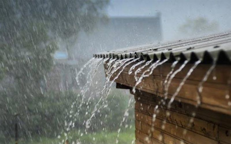 Cảnh mưa giông trút nước mang theo nỗi buồn man mác