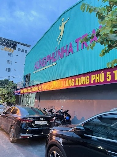 Sân cầu lông Hưng Phú 5 với thiết kế hiện đại và cao cấp