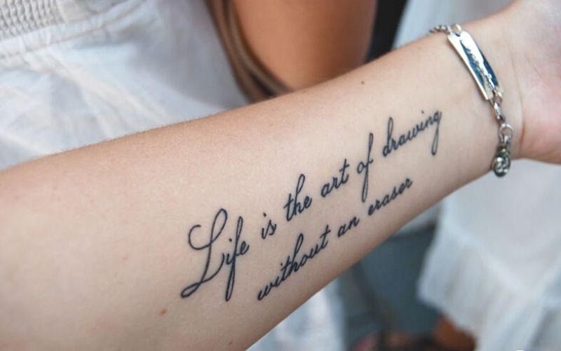 Hình xăm chữ với ý nghĩa cuộc sống là bức tranh vẽ mà ta không thể xóa tùy hứng