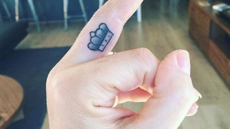 Hình xăm vương miện độc đáo tượng trưng quyền lực