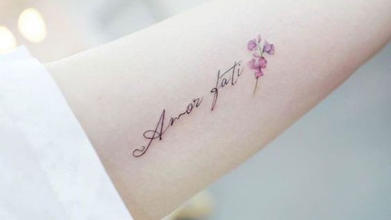 Hình xăm chữ Amor Fati - tạm dịch Hãy yêu lấy định mệnh đời mình