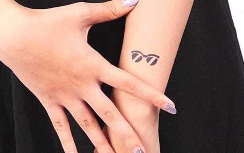 Hình xăm kính râm thể hiện người con gái sành điệu, thời thượng