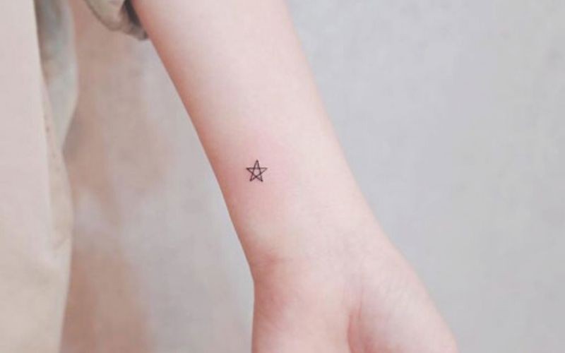 Hình xăm ngôi sao nhỏ thể hiện vẻ đẹp trong sáng, rực rỡ của người con gái