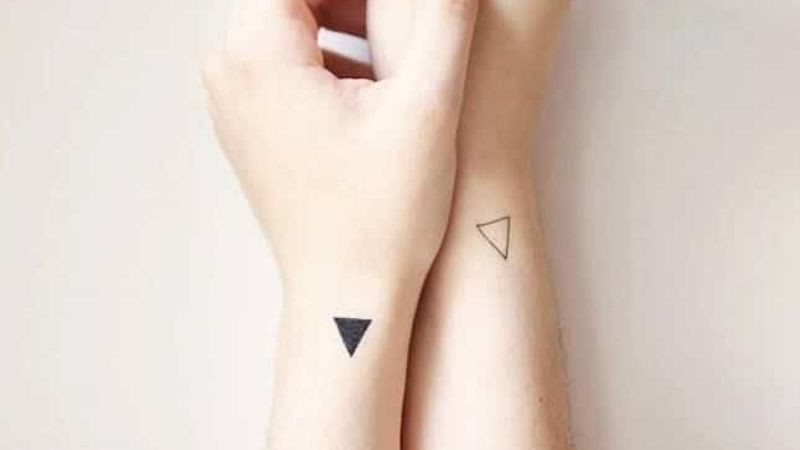 Hình xăm 2 tam giác nhỏ tượng trưng cho sự bền chặt, lâu dài và kiên định