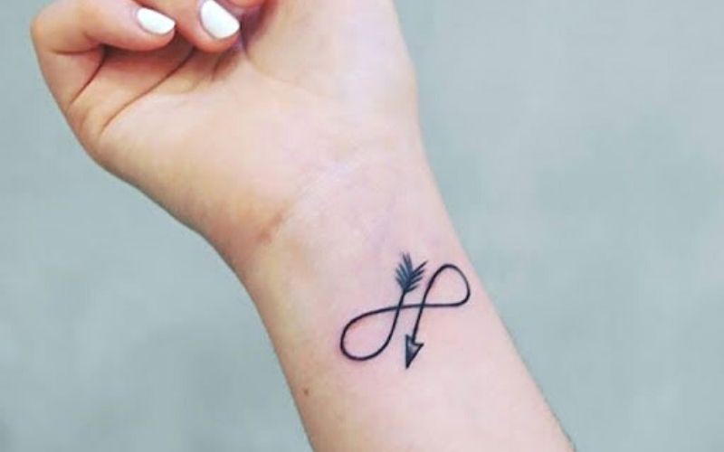 Hình xăm mũi tên và omega, thể hiện vẻ đẹp mạnh mẽ trường tồn của người con gái