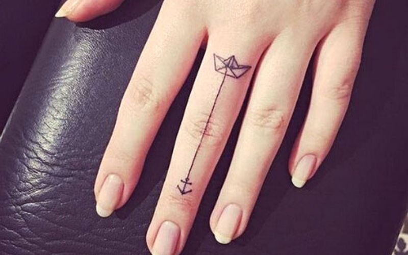 Hình xăm thuyền giấy và mỏ neo, biểu tượng cho một người con gái mộng mơ