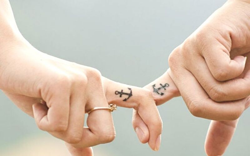 Hình xăm đôi mỏ neo - biểu tượng của sự gắn kết bền chặt trong tình yêu