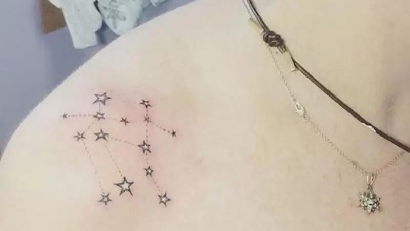 Hình xăm dãy sao lung linh