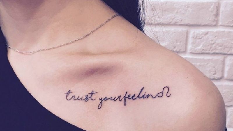 Hình xăm ‘trust your feelings’ - tạm dịch: Hãy tin vào linh cảm của bạn