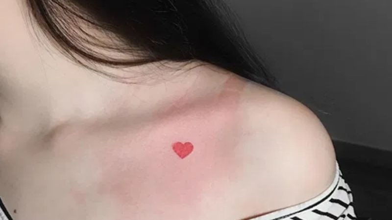 Một hình xăm trái tim nhỏ màu đỏ nhưng vẫn đáng yêu