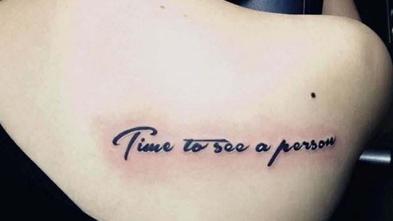 Hình xăm ‘Time to see a person’ - tạm dịch: Thời gian sẽ giúp bạn nhìn rõ một người
