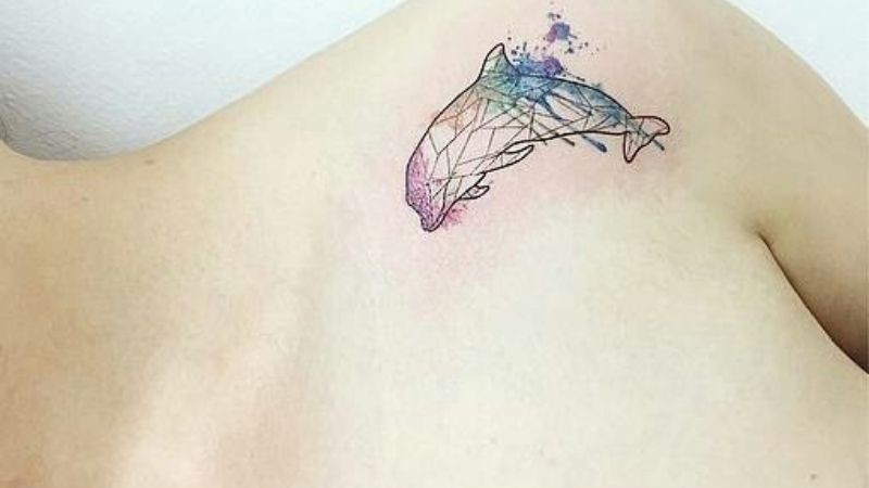 Hình xăm cá heo tượng trưng cho sự thông minh, tốt bụng và tự do