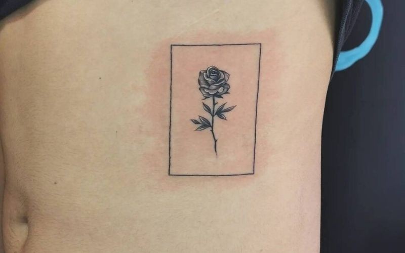 Hình xăm khung hoa hồng, biểu tượng của tình yêu chung thủy, vĩnh cửu