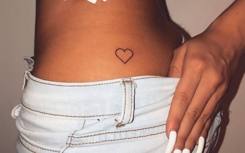 Hình xăm trái tim đơn giản, thể hiện cho tình cảm chân thành của người con gái