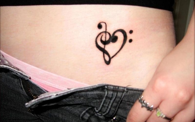 Hình xăm họa tiết nốt nhạc và trái tim, thể hiện đam mê dành cho âm nhạc