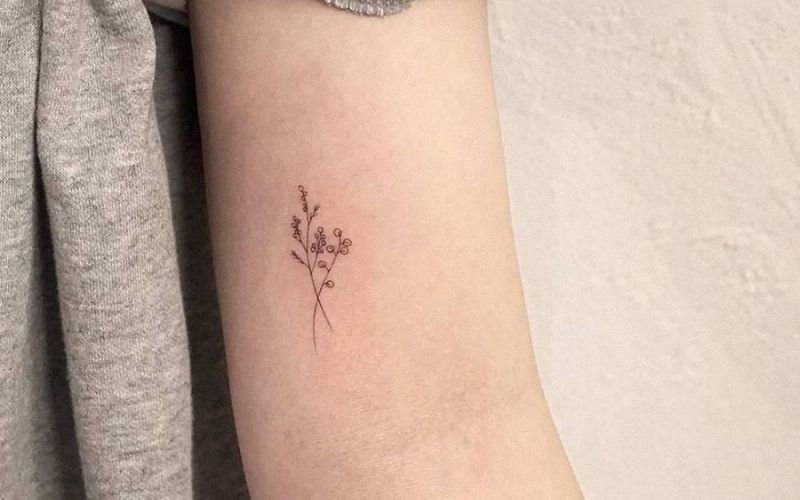 Hình xăm cành hoa đơn giản, biểu tượng cho vẻ đẹp mộc mạc của cô gái trẻ