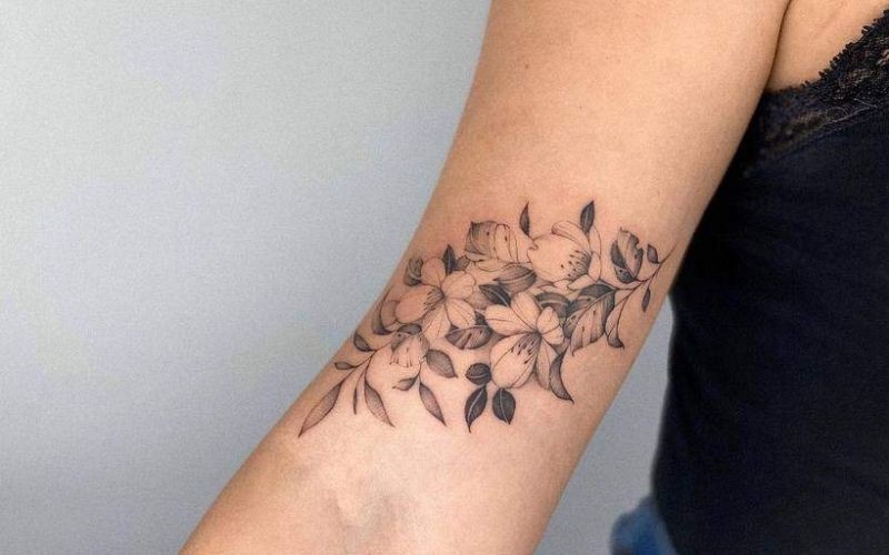 Hình xăm chùm hoa trên tay thể hiện vẻ đẹp trong sáng, thuần khiết