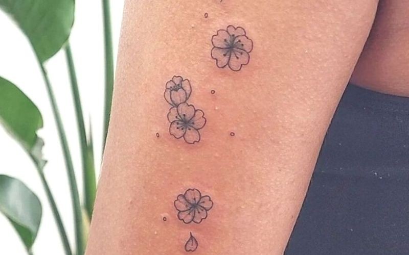 Hình xăm đóa hoa rơi, biểu trưng cho vẻ đẹp trẻ trung, đầy nội tâm của người con gái