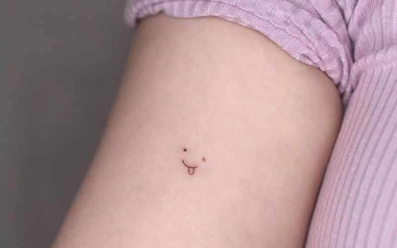 Hình xăm mặt cười tinh nghịch, thể hiện người con gái năng động và tràn đầy sức sống