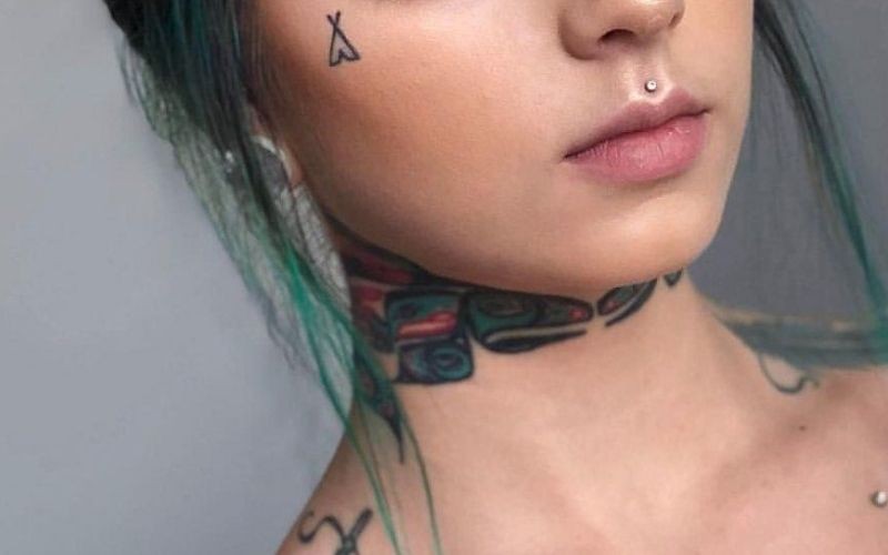 Hình xăm họa tiết trên mặt độc đáo, thể hiện cho vẻ đẹp mạnh mẽ và nữ quyền