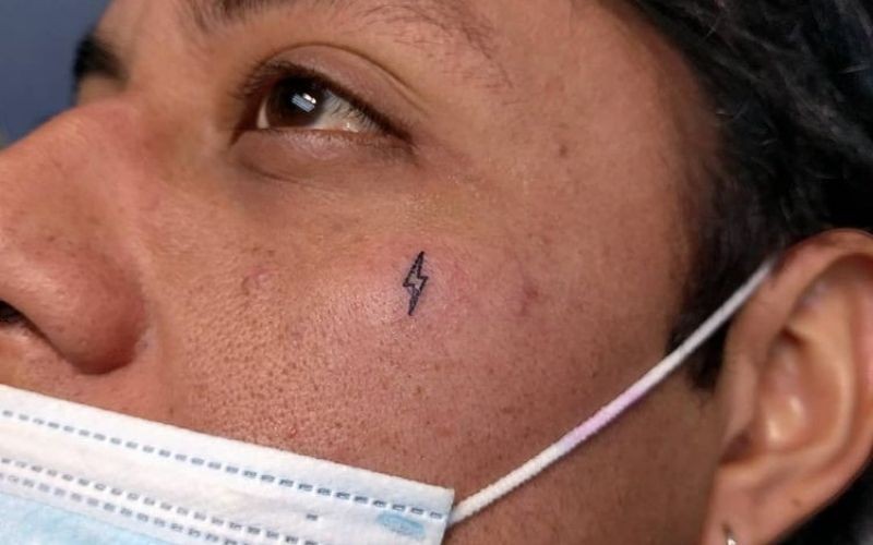 Hình xăm tia chớp trên mặt, biểu tượng cho năng lượng mang tính đột phá của con người