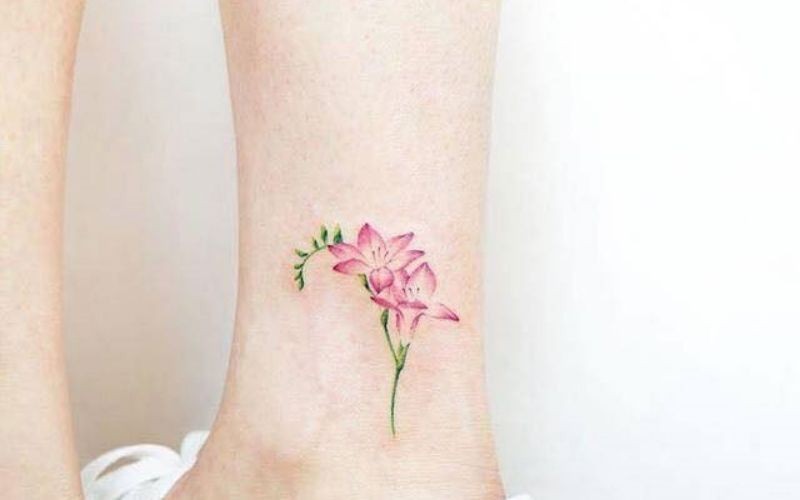 Hình xăm hồng, biểu tượng cho đức hạnh và vẻ đẹp thanh cao của người phụ nữ