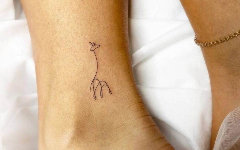 Hình xăm hươu cao cổ, biểu tượng cho sự nhẫn nại và luôn vươn mình khỏi mọi khó khăn