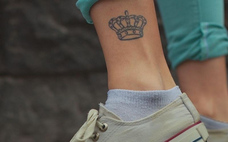 Hình xăm vương miện ở chân, thể hiện cho vương quyền bất diệt của người phụ nữ