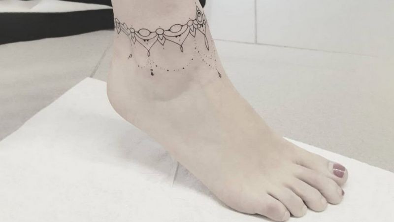 Hình xăm vòng tròn ở cổ chân như biểu thị cho thời gian vì không có điểm bắt đầu hay kết thúc