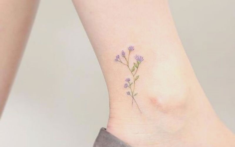 Hình xăm nhành hoa tím, thể hiện vẻ đẹp mộc mạc, chân chất của người con gái trẻ