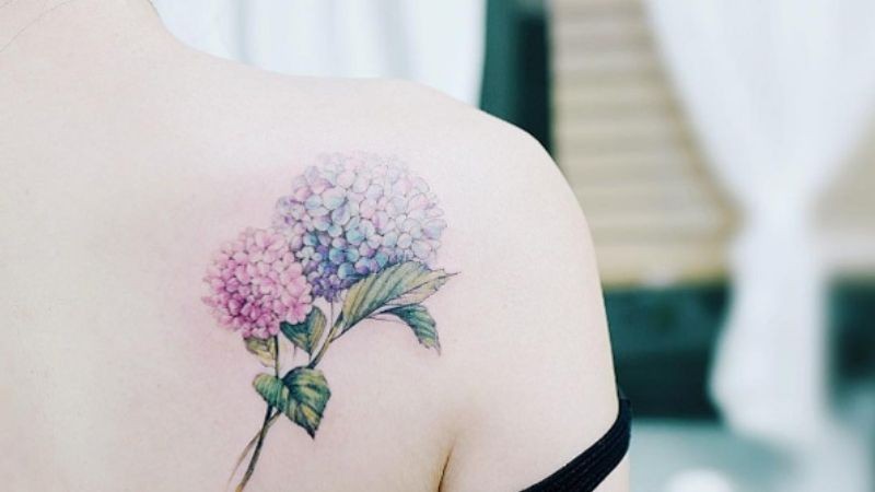 Hình xăm hoa cẩm tú cầu tượng trưng cho lòng chung thủy trong tình yêu