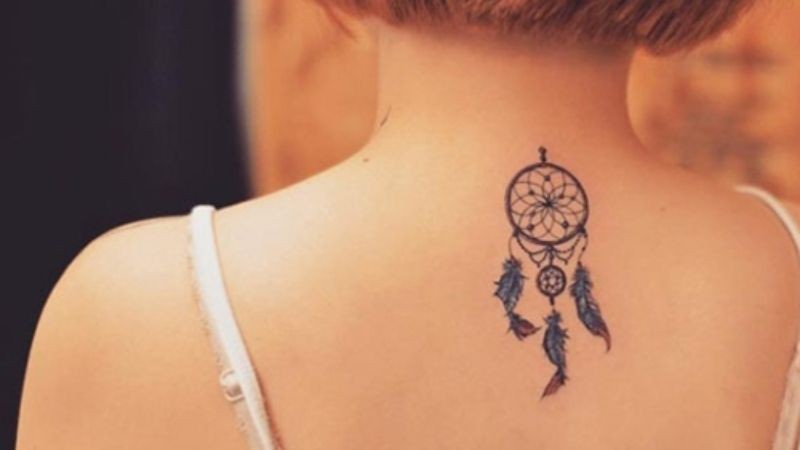 Hình xăm chuông gió Dreamcatcher mang ý nghĩa tâm linh, hạn chế những giấc mơ xấu, mang lại sự an yên cho tâm hồn