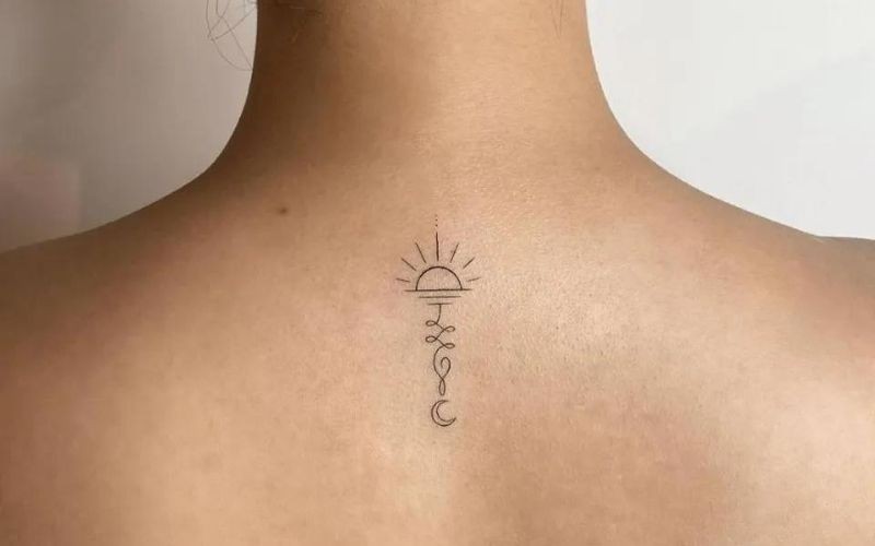 Hình xăm mặt trời và mặt trăng, biểu tượng cho sự tuần hoàn của dòng thời gian