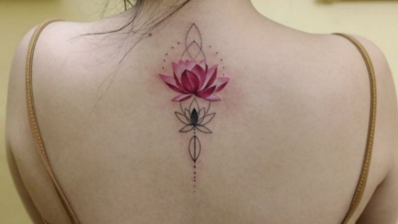 Hình xăm bông sen hồng truyền thống