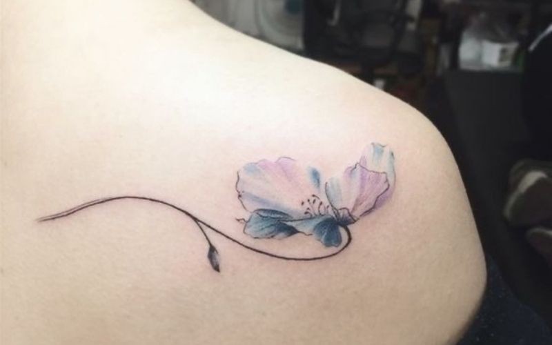 Hình xăm nhành hoa đủ sắc màu, thể hiện vẻ đẹp của sự trẻ trung, sáng tạo của cô gái