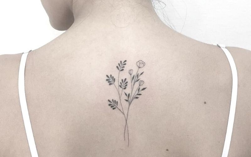 Hình xăm bó hoa sau lưng, thể hiện cho tâm hồn mong manh, nhạy cảm