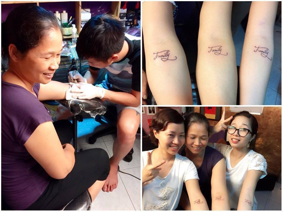 Hình ảnh ba mẹ con cùng khoe hình xăm chữ Family trên cổ tay gây sốt cộng đồng mạng