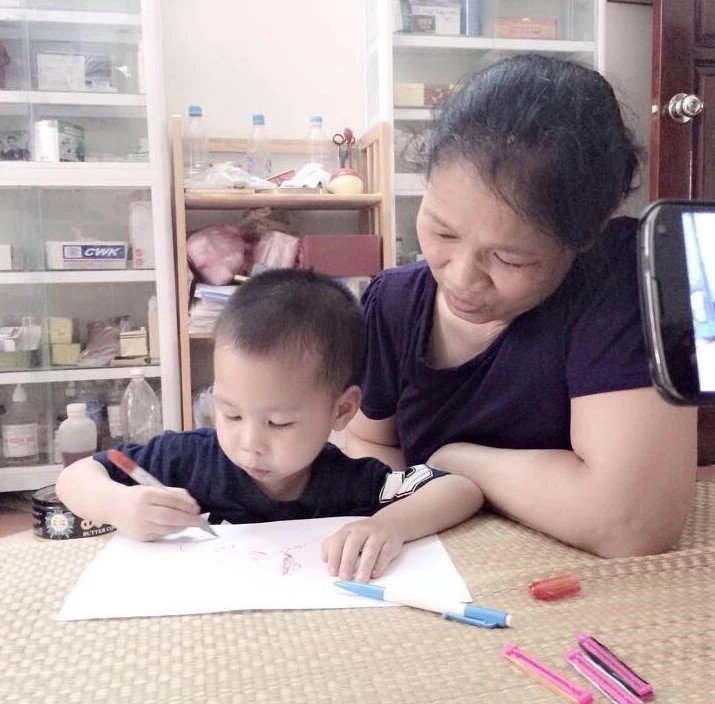Cô Hà đang hướng dẫn cháu học bài tại nhà
