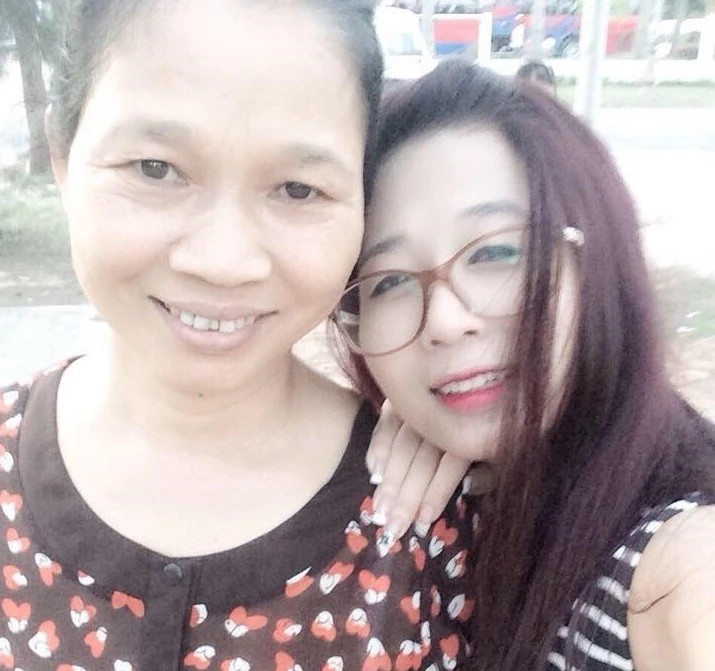 Cô Hà và con gái Thanh Huyền vui vẻ chụp ảnh kỷ niệm