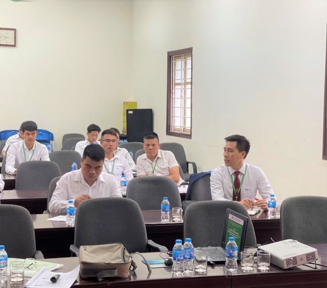 Các đại biểu tham dự buổi báo cáo