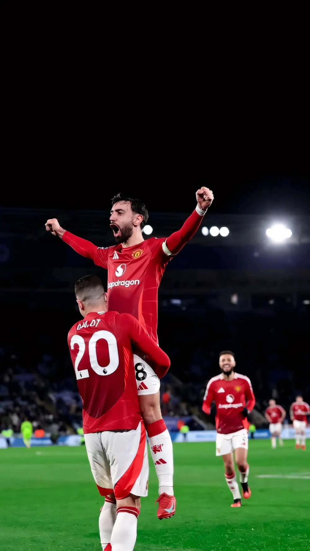 Hình nền MU 4K với logo 3D nổi bật