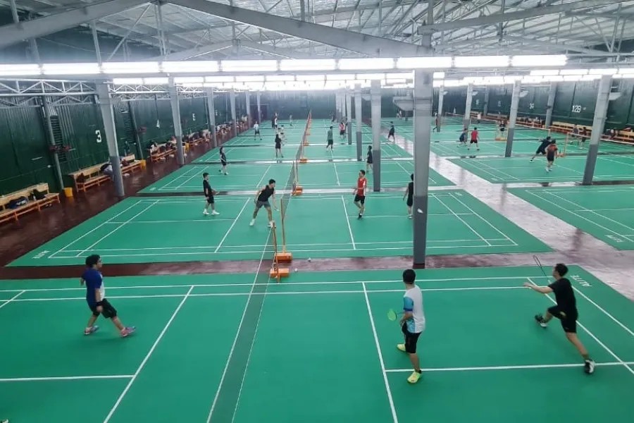 Hàng ghế ngồi và sân bãi tại Phú Thuận