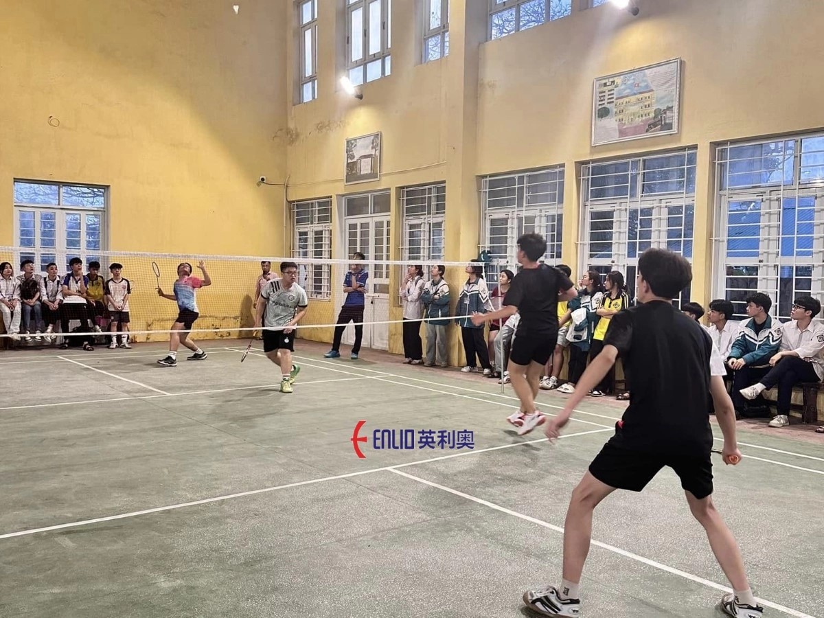 Các lông thủ đang thi đấu tại sân Tống Văn Trân