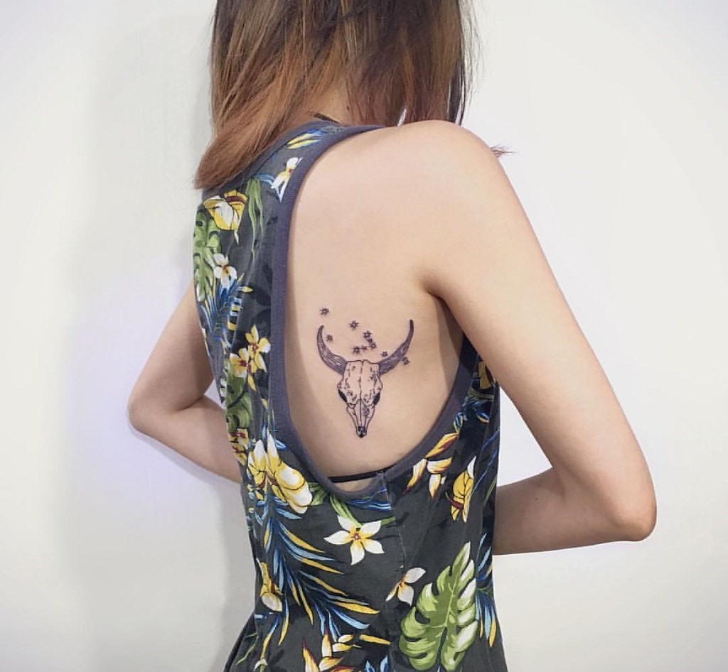 Hình xăm hoa văn nghệ thuật sau lưng cho nữ